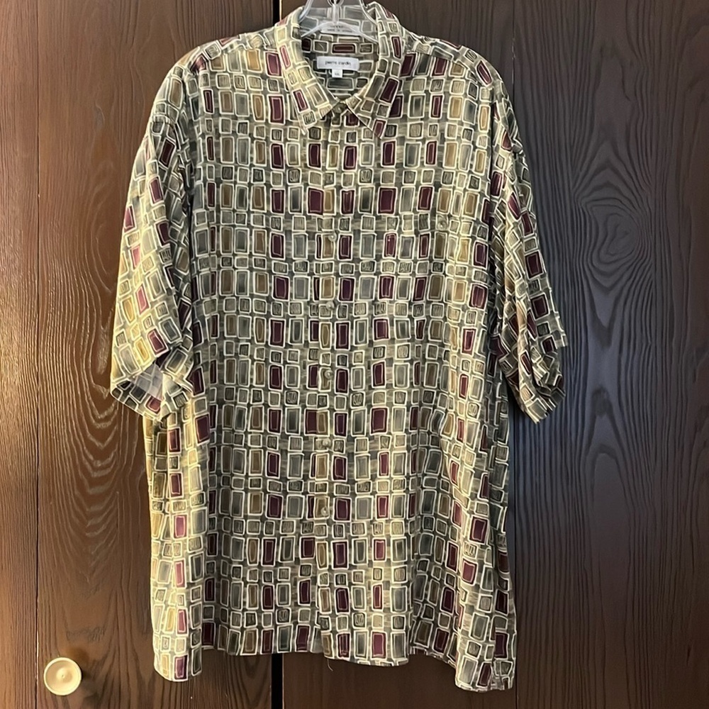 Pierre Cardin men’s short sleeved shirt. Buttons down the front. Size XXL